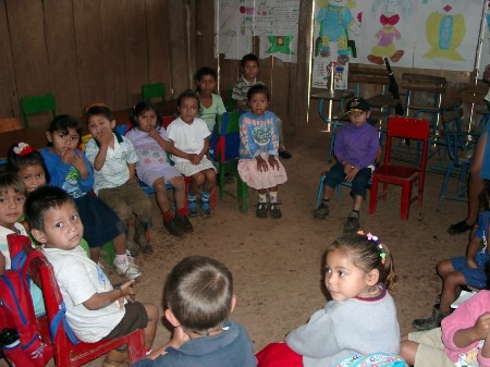 Kinder in der Schule in Sardinal